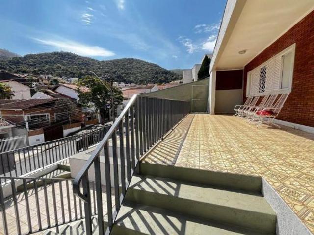Casa com 3 quartos, edícula, 3 vagas, salão de festas, ensolarada