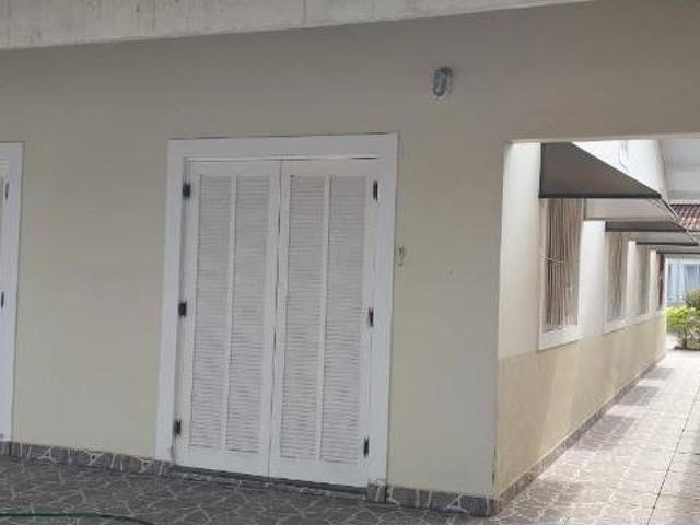 CASA COM 3 QUARTOS NA REGIÃO CENTRAL DE ITANHAÉM
