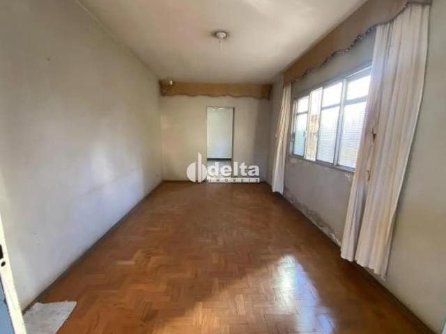 Casa com 3 quartos sendo 1 suíte disponível para venda no bairro Martins em Uberlândia MG