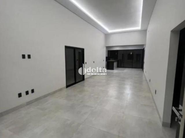 Casa com 3 quartos sendo 1 suíte disponível para venda no bairro Aclimação em Uberlândia MG