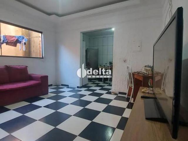 Casa com 3 quartos sendo 1 suíte disponível para venda no bairro Guarani em Uberlândia MG