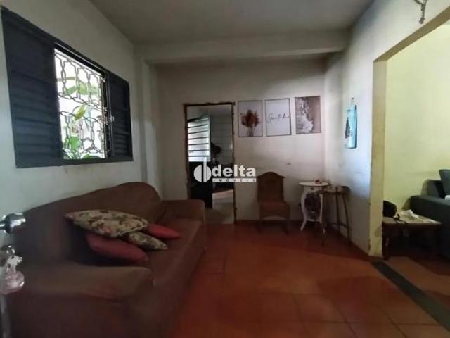 Casa com 3 quartos sendo 1 suíte disponível para venda no bairro Pacaembu em Uberlândia MG