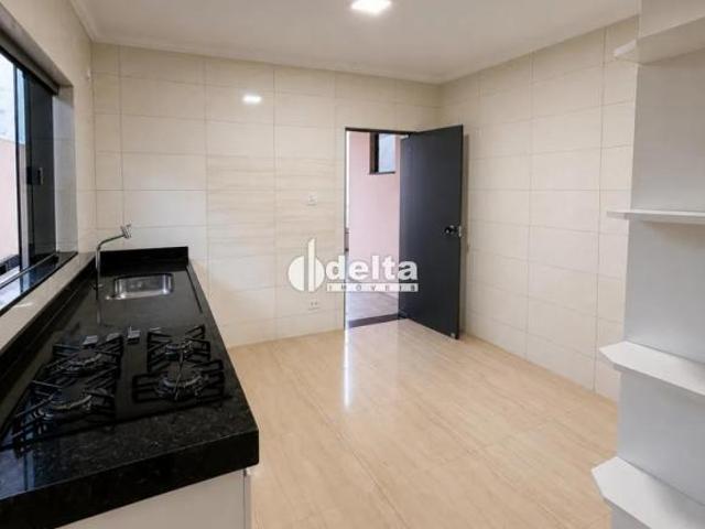 Casa com 3 quartos sendo 1 suíte disponível para venda no bairro Tubalina em Uberlândia MG