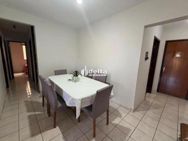 Casa com 3 quartos sendo 1 suíte disponível para venda no bairro Umuarama em Uberlândia MG