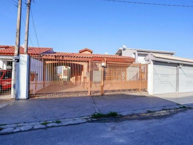 Casa com 3 quartos, sendo 1 suíte, piscina garagem com 4 vagas