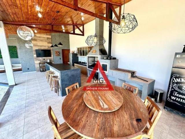 Casa com 3 quartos sendo 2 suítes uma com banheira de hidromassagem e cromoterapia, área gourmet com