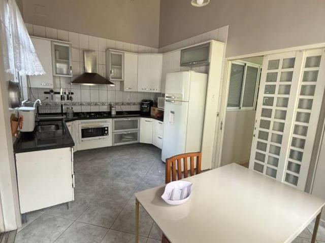 Casa com 3 quartos, suíte, área gourmet e espaço para viver grandes momento