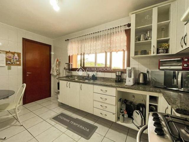 Casa com 3 quartos, suíte e 4 vagas de garagem à venda na rua Mário Totta