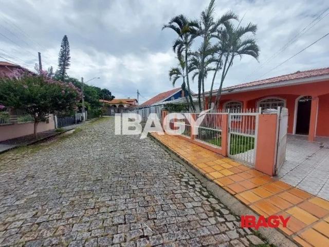 Casa com 3 Quartos para alugar, 180m² Ponta de Baixo