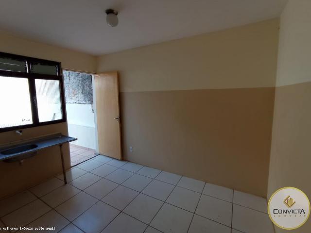 Casa com 3 quartos para alugar no bairro Núcleo Bandeirante, 75m²