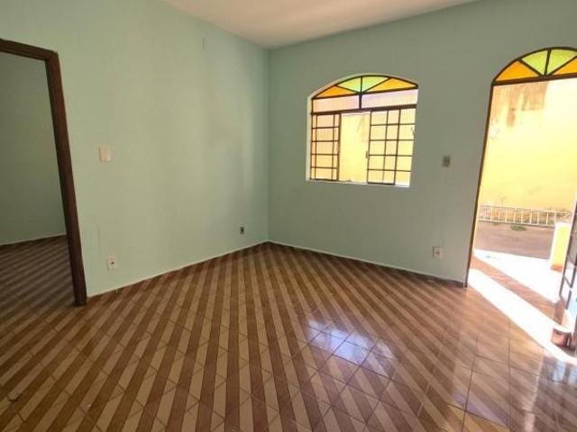 Casa com 3 quartos para alugar no bairro Planalto, 100m²