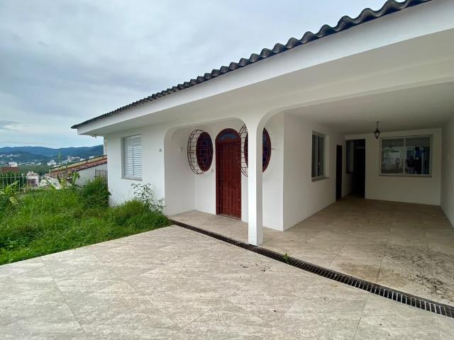 Casa com 3 quartos para locação na Trindade