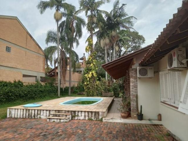 Casa com 3 quartos, piscina e amplo patio!