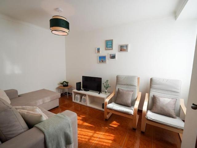 Casa com 3 quartos, terraço, 2 wc, sala e cozinha