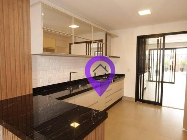 Casa com 3 suítes à venda em Pouso Alegre, 246m² construídos em terreno de 450m². Destaques: piscina