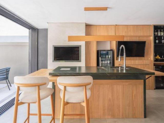 Casa com 3 suítes amplas, além de uma sala generoso com lareira e 2 vagas de garagem