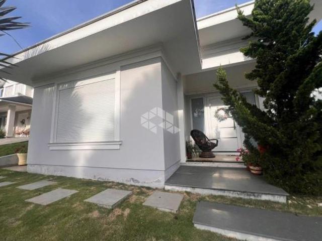 CASA COM 3 SUITES EM CONDOMINIO FECHADO!