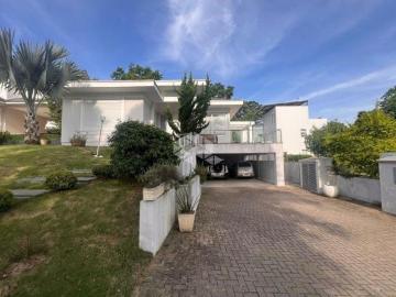 CASA COM 3 SUITES EM CONDOMINIO FECHADO!