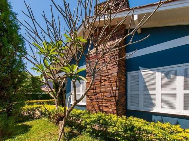 Casa com 3 Suítes, Piscina e Terreno Amplo em Bairro Tranquilo