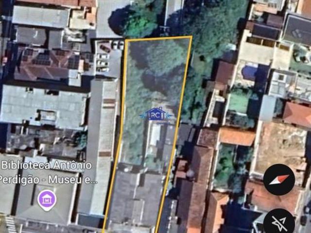 Casa com terreno no coraçao da cidade, possui 20 metros pela frente e 85 nas laterais