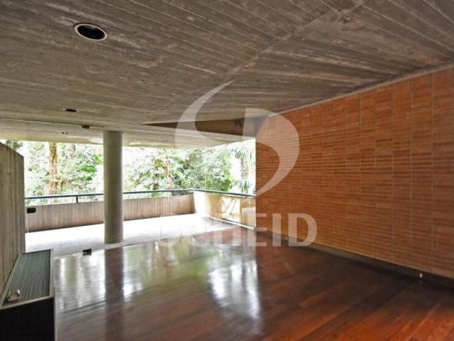 CASA COM TERRENO DE 3.100M² NA REGIÃO DA CIDADE JARDIM