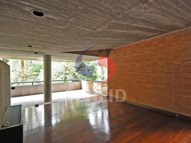 CASA COM TERRENO DE 3.100M² NA REGIÃO DA CIDADE JARDIM