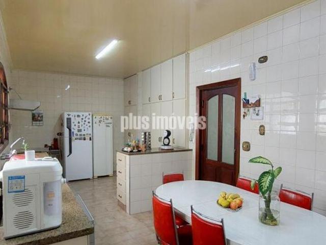 Casa com terreno de 400m², 416 m² de área construída