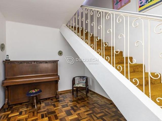 CASA COM TERRENO DE 637 m2 ZR4 NO ÁGUA VERDE