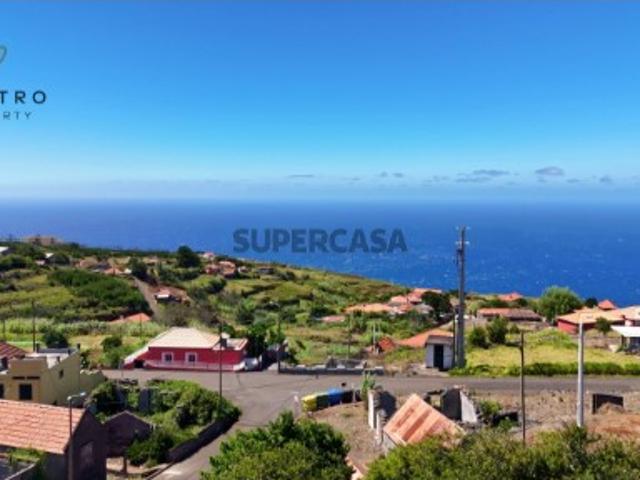 Casa com terreno de 876 m², vista mar e excelente potencial perto do Golf da Ponta do Pargo