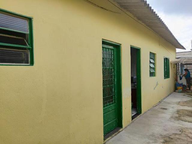 Casa com terreno e Uma casa em fase de acabamento