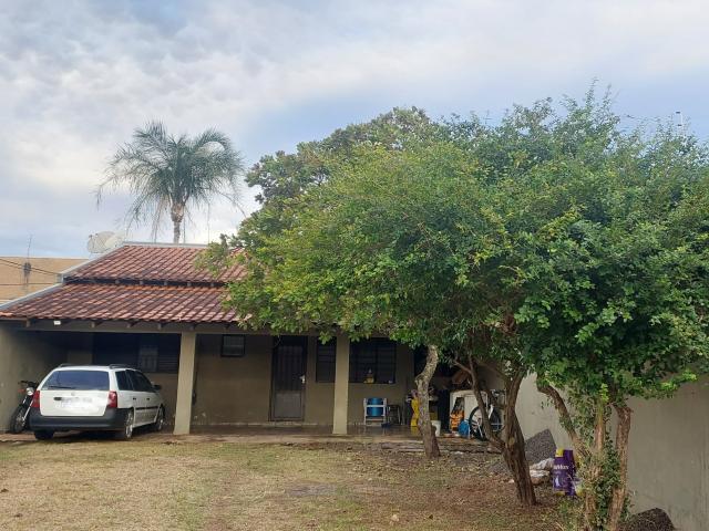 Casa com terreno grande. Ótima localização