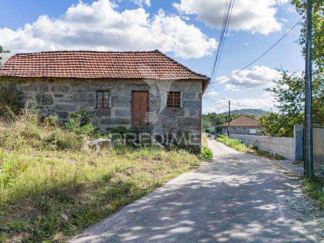 CASA COM TERRENO PARA CONSTRUÇÃO Airão, Guimarães