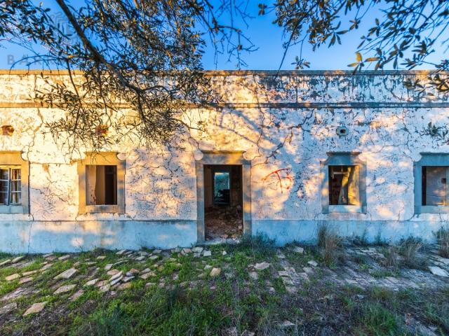 Casa com terreno para reabilitação urbana em Santa Bárbara de Nexe, Faro