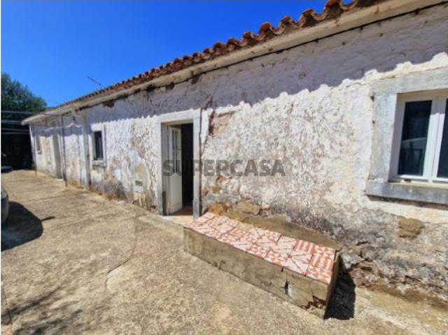 Casa com terreno para recuperar!