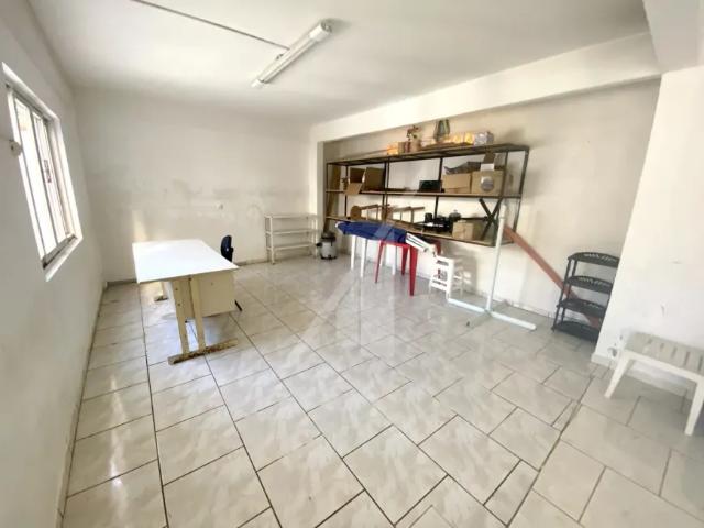 Casa com: três dormitórios sendo uma suíte todos com ar condicionado e roupeiros  Área de festas com
