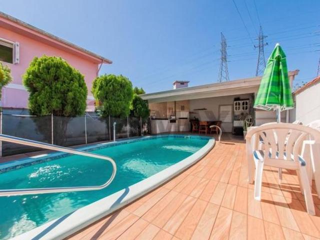 Casa com três dormitório com área de lazer completa !