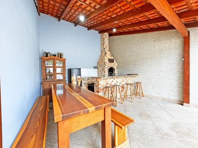 Casa com três dormitórios, duas vagas de garagem e piscina bairro fortaleza