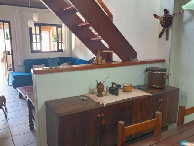 Casa com três dormitórios, de esquina e banhada pelo sol!