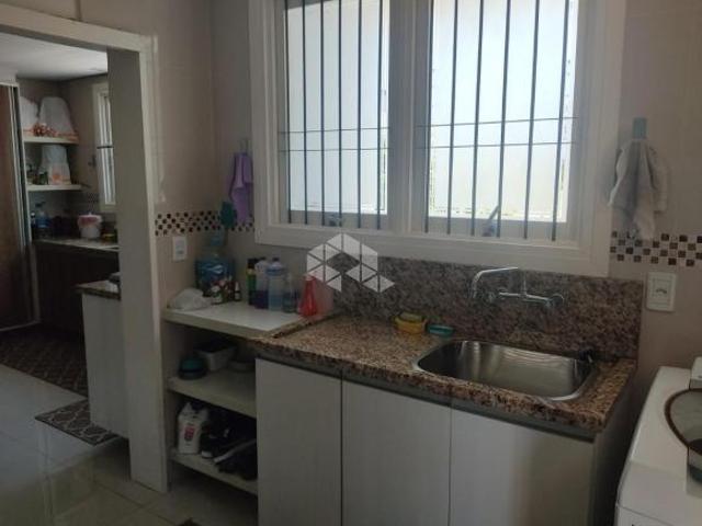 CASA COM TRÊS DORMITÓRIOS E DOIS SUITES NO BAIRRO BORGO