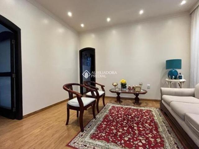 Casa com três quartos e 3 vagas no Bairro Jardim Medianeira