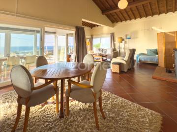 Casa com vista deslumbrante para o mar e garagem em Mosteiros