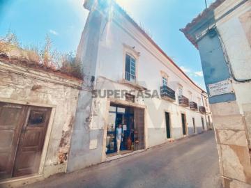 Casa com Alma no Centro de Borba | T3 Duplex para Remodelação