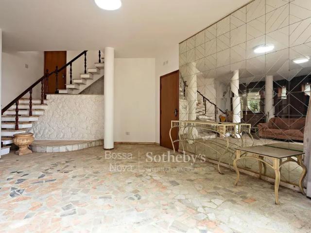 Casa com ambientes amplos e bem iluminados