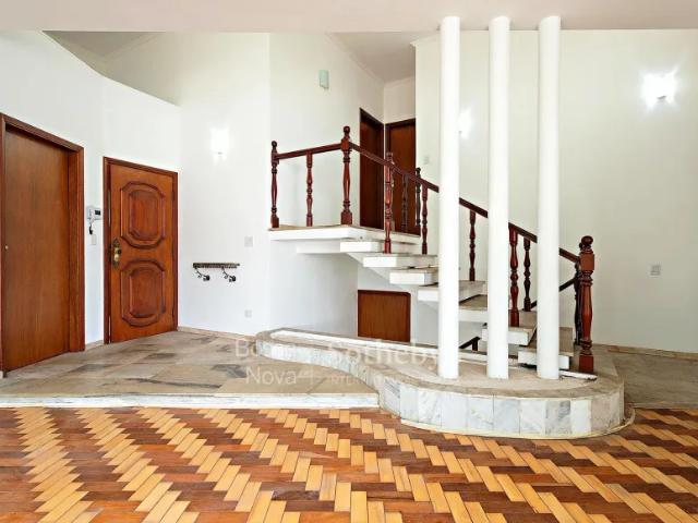 Casa com ambientes amplos e bem iluminados