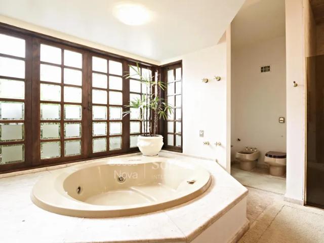 Casa com ampla área verde e piscina em excelente localização
