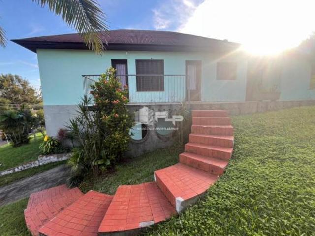 CASA COM AMPLO TERRENO NO CENTRO DE VALE REAL