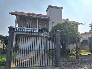 Casa com amplo terreno com otima localização