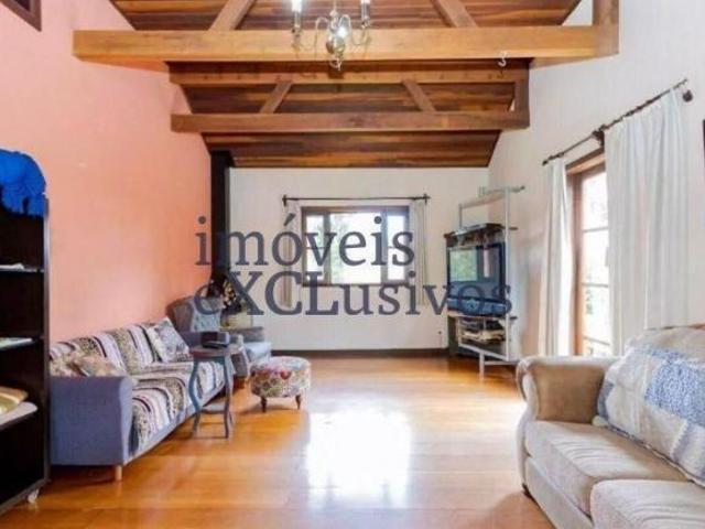 Casa com amplo terreno de 12.000m², piscina e área de lazer completa!