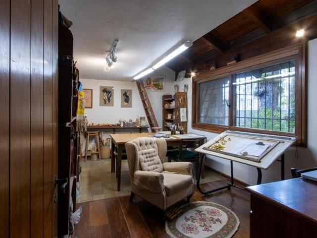 Casa com amplo terreno e grande área verde à venda no Jardim Isabel