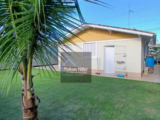 Casa com amplo terreno e piscina